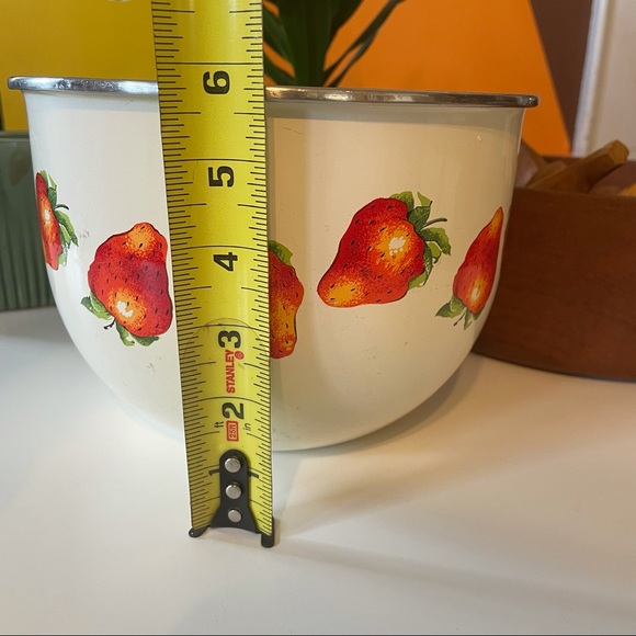 Enamel Bowl with retro vintage strawberries - Picture 4 of 12